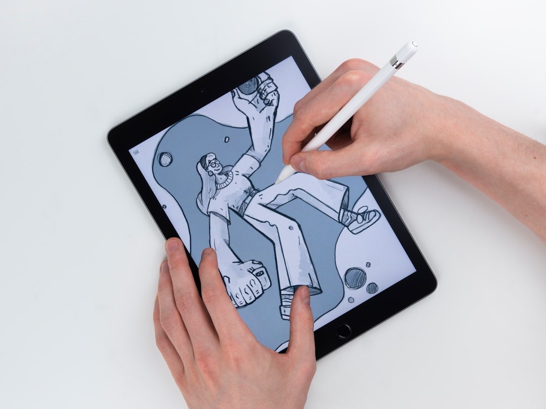 คนใช้ iPad วาดภาพ และคนใช้ iPad mini อ่านหนังสือบนรถไฟ