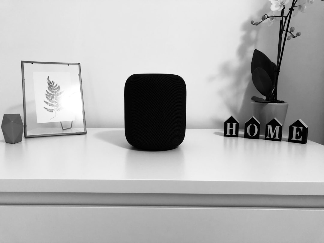 ภาพครอบครัวนั่งดูหนังร่วมกันด้วย Apple TV 4K และ HomePod mini ในห้องนั่งเล่น