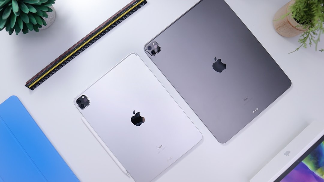 กลุ่มคนต่างๆ เช่น นักเรียน นักออกแบบ ผู้สูงอายุ ใช้ iPad หรือ iPad mini ตามความเหมาะสม