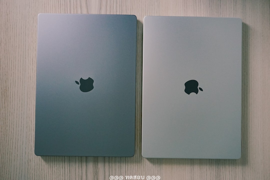 ภาพแสดงป้ายราคา MacBook 2026 พร้อมสกุลเงินบาท